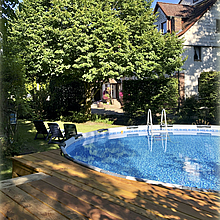 Entspannen und Spaß haben am Pool und im Garten